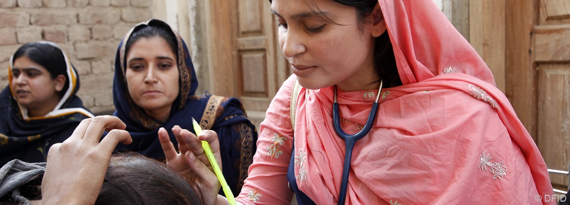 Femaledoctor examines patient pakistan DFID cc